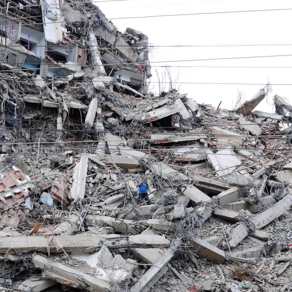 En la imagen, un edificio colapsado por el doblete sísmico en La Guaira, Venezuela.