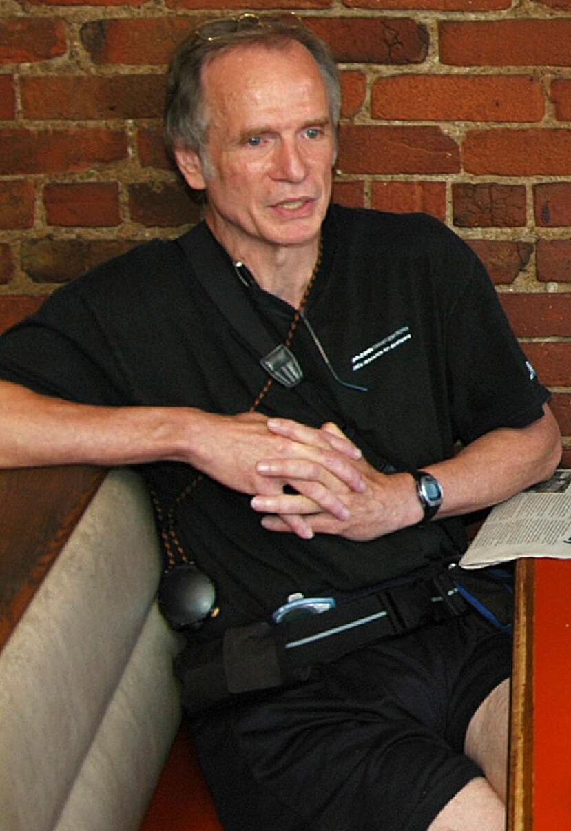 ARCHIVO - James W. Lewis, en una imagen de octubre de 2007 tomada en un restaurante en Cambridge, Massachusetts\.