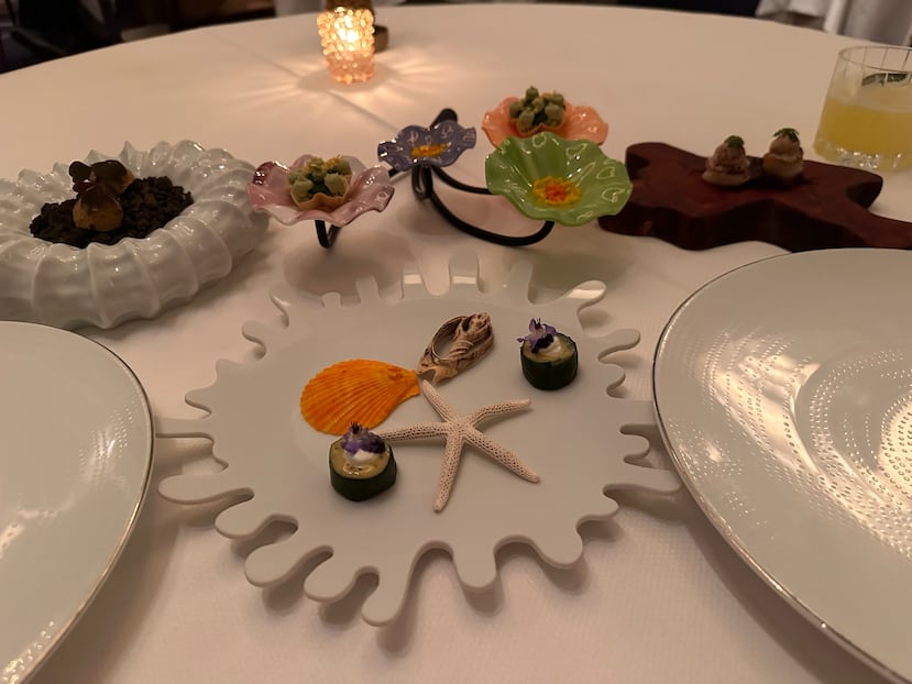 Presentación de Amuse Bouche de cuatro bocados pequeños.