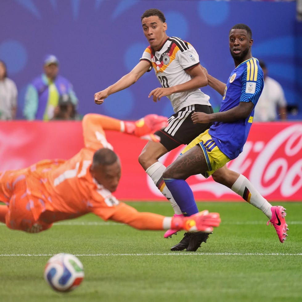 Jamal Musiala, de Alemania, marca con este remate al segundo palo que la defensa de Curazao no logra alcanzar en el partido disputado este domingo en Houston.