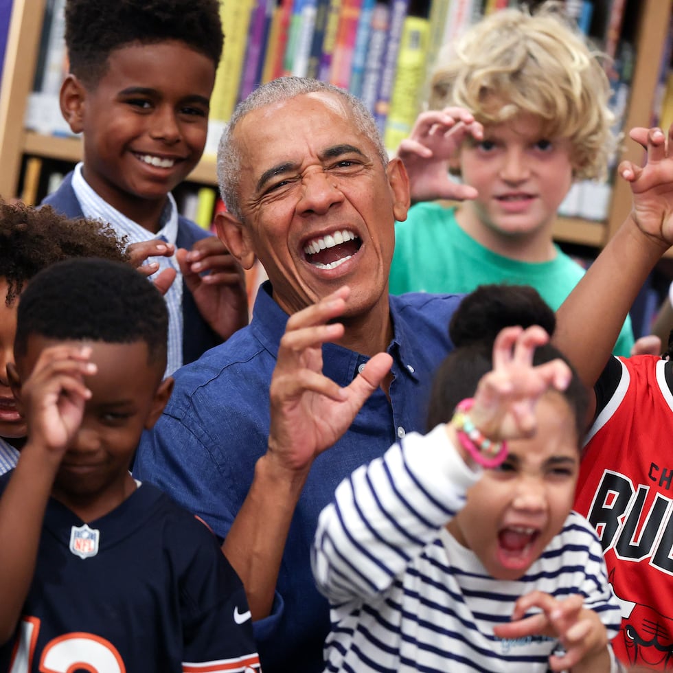 El expresidente Barack Obama posa para una foto tras leer ante varios niños de edad escolar en la inauguración del Centro Presidencial Obama en John Lewis Plaza, en Chicago.