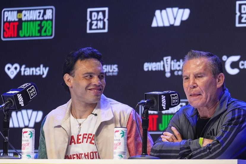 Julio César Chávez, junto a su hijo.