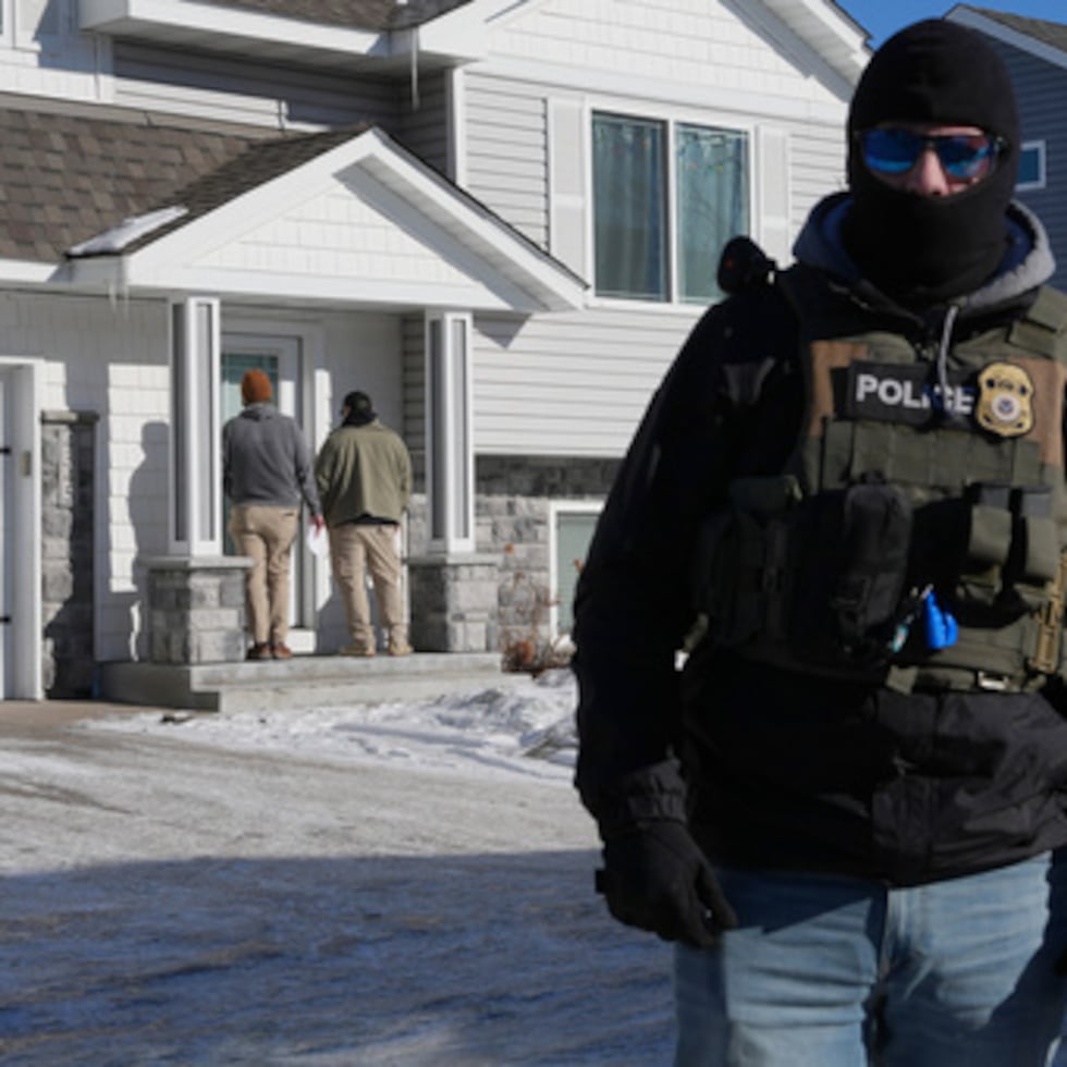 Las operaciones de control de la inmigración y los enfrentamientos con activistas continuaron el miércoles en Minneapolis y St. Paul.