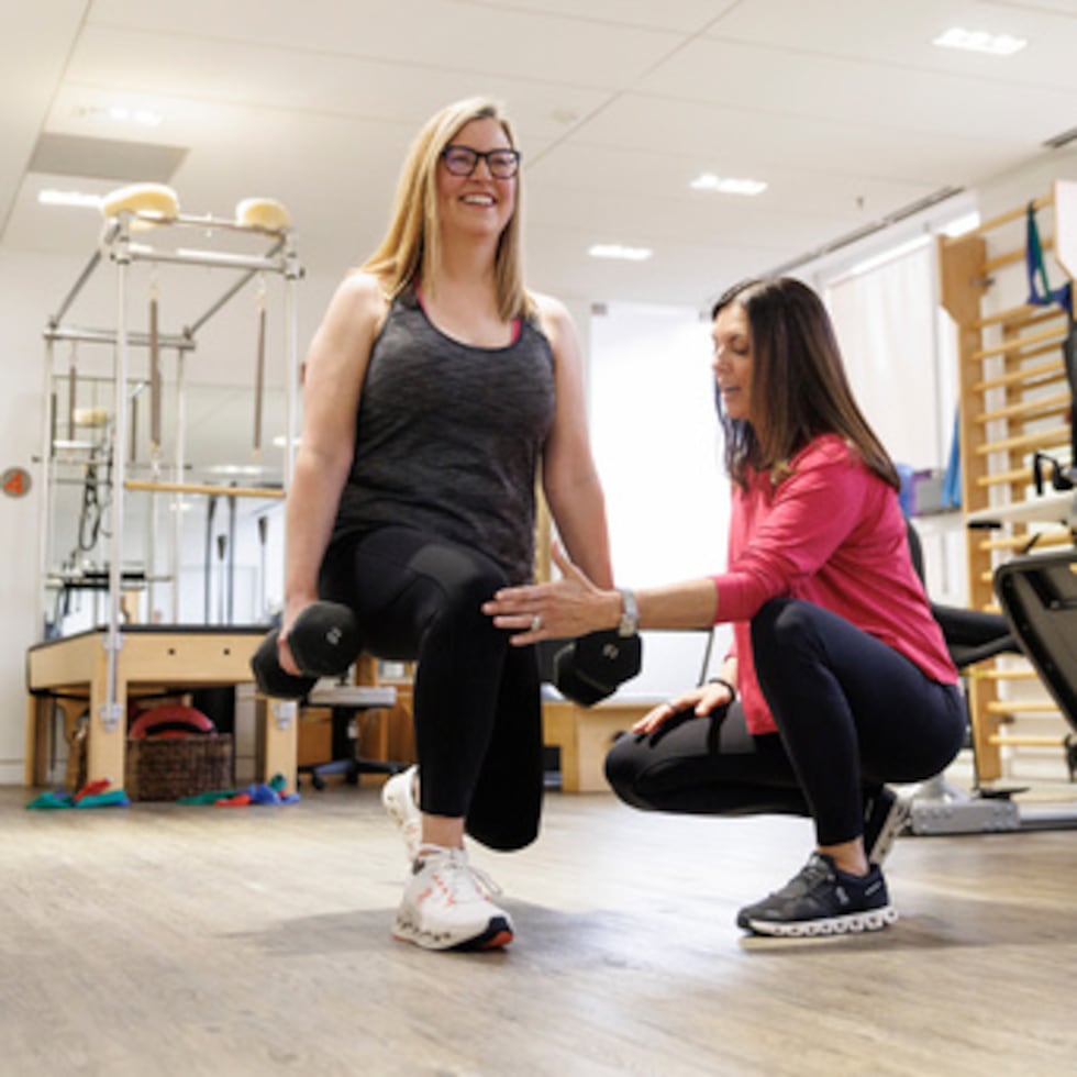 Sarah Baldassaro, izquierda, demuestra un régimen de entrenamiento de fuerza con su entrenador, Hilary Granat, en el Centro de Rehabilitación Ortopédica y Ejercicio el jueves, 8 de enero 2026, en Washington. (AP Photo/Moriah Ratner)