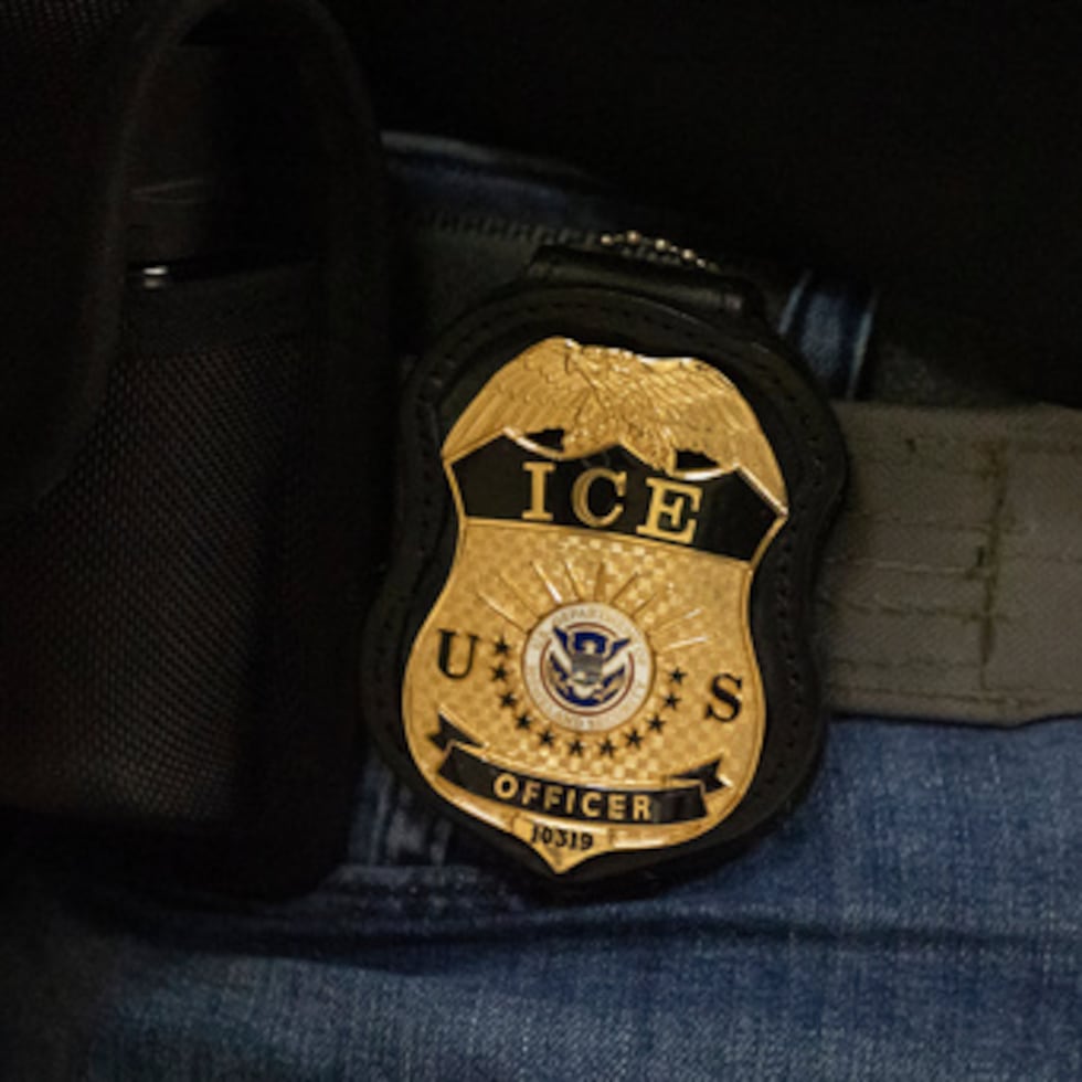 Una placa del Servicio de Inmigración y Control de Aduanas de Estados Unidos (ICE, por sus siglas) en Nueva York.