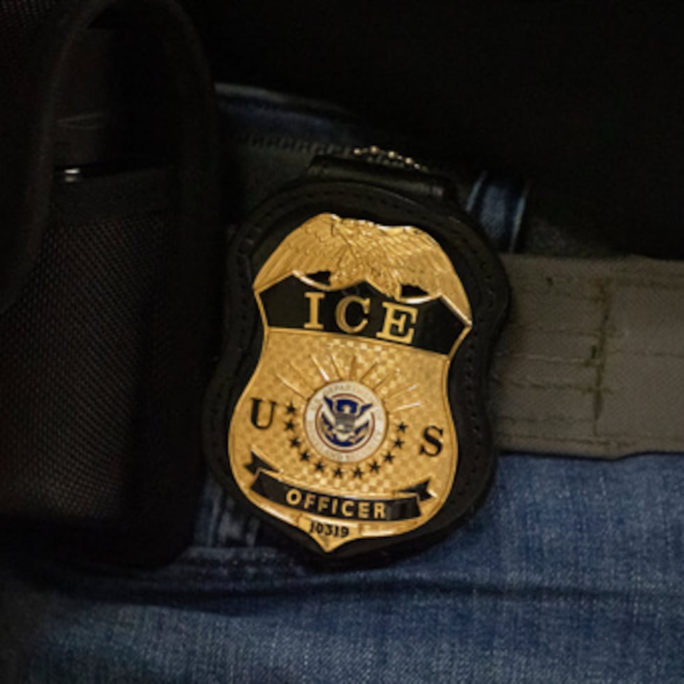 Una placa del Servicio de Inmigración y Control de Aduanas de Estados Unidos (ICE, por sus siglas) en Nueva York el 10 de junio del 2025. (AP foto/Yuki Iwamura)