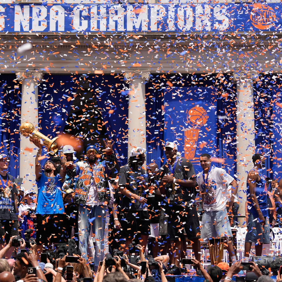 José Alvarado alza el trofeo de campeonato de la NBA durante la fiesta de los Knicks en la alcaldía de Nueva York.
(AP Photo/Yuki Iwamura)