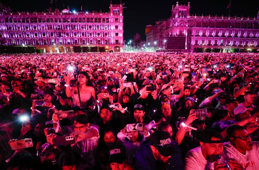 Personas asisten al concierto de la cantante colombiana Shakira este domingo, en el Zócalo de Ciudad de México