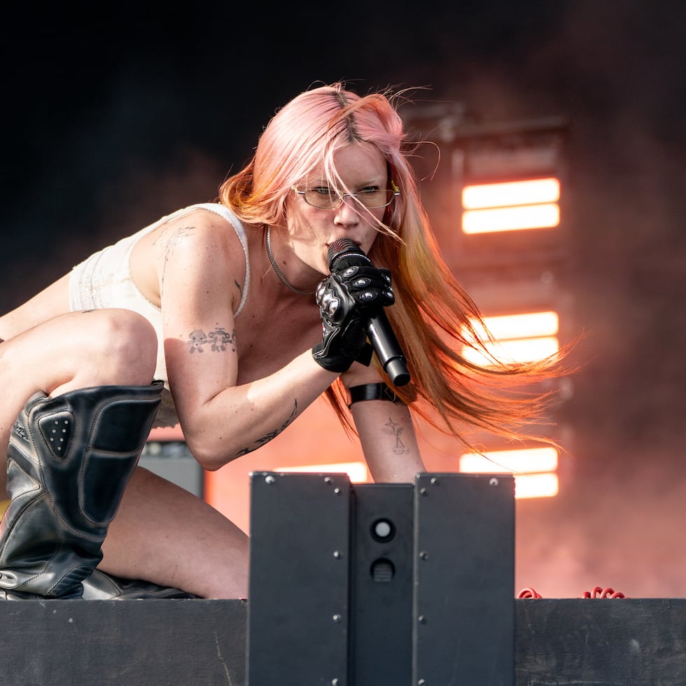 Rhian Teasdale, de Wet Leg, se presenta durante el primer fin de semana del festival Coachella Valley Music and Arts Festival el domingo 12 de abril de 2026, en Indio, California.