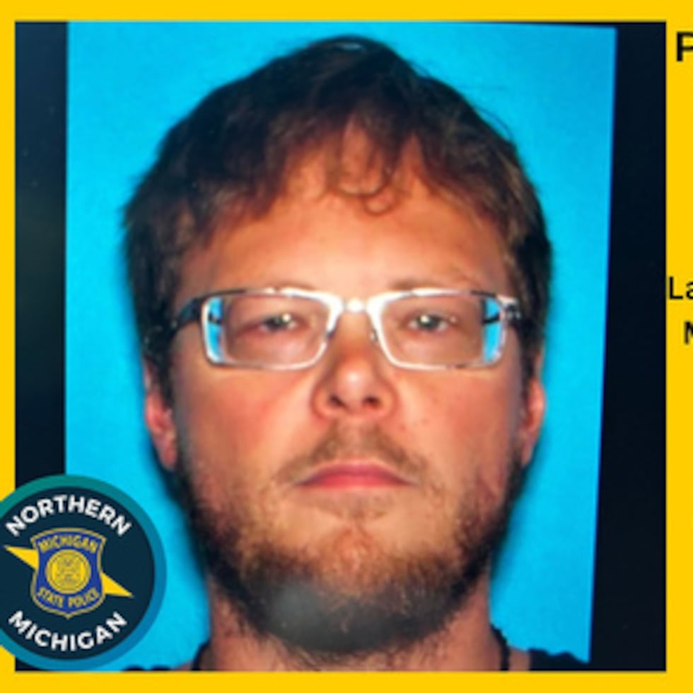 Este cartel sin fecha, facilitado por el Séptimo Distrito de la Policía Estatal de Míchigan (MSP), muestra al sospechoso Chad Hickman, implicado en el asesinato de cinco personas y hallado muerto el viernes 14 de agosto de 2026. (Policía Estatal de Míchigan, Séptimo Distrito, vía AP)