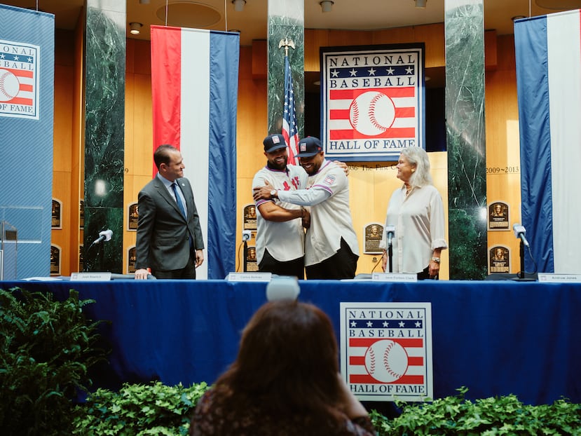 Carlos Beltrán se abraza con Andruw Jones en el denominado Recinto de los Inmortales.