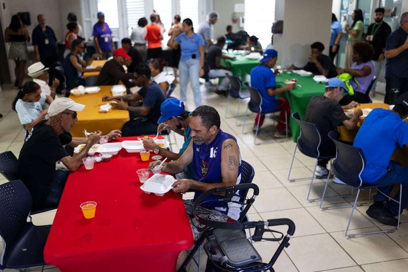 Unas 250 personas sin hogar recibieron un plato de arroz con gandules, pavo, ensalada de coditos y pan.