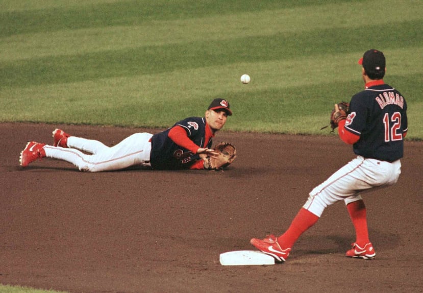 Alomar y el venezolano Omar Vizquel formaron, con los Indios, una de las parejas de doble matanza más recordadas del béisbol. (AP / Ron Schwane)