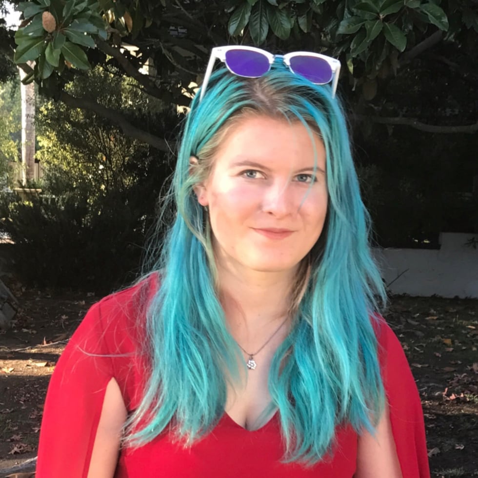 Emily Normandin-Parker, una graduada de UCLA de 23 años, murió después de que un conductor de Uber la dejara abandonada al costado de una autopista, en medio del tráfico, durante lo que se suponía sería un viaje seguro a casa.