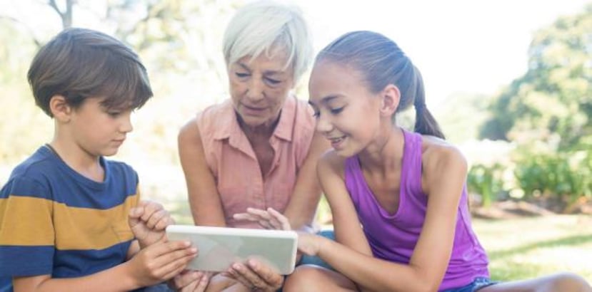 Al celebrar el mes de los abuelos en septiembre, una sicóloga habla de su importancia en la crianza de los menores. (Shutterstock)
