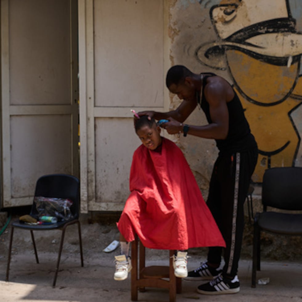 La grave escasez de agua, electricidad y dinero, combinada con un bloqueo energético de Estados Unidos, ha profundizado la pobreza y aumentado el hambre en toda la isla.