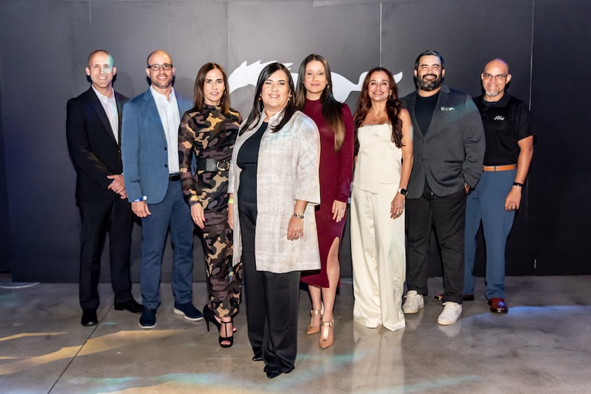 De izquierda a derecha: Raymond Ruíz,
José Rivera, Vivian Dávila, Rosángela Guerra, Jennifer González, Lorraine Urdaz, Robert Esparolini y Abel Rodríguez.