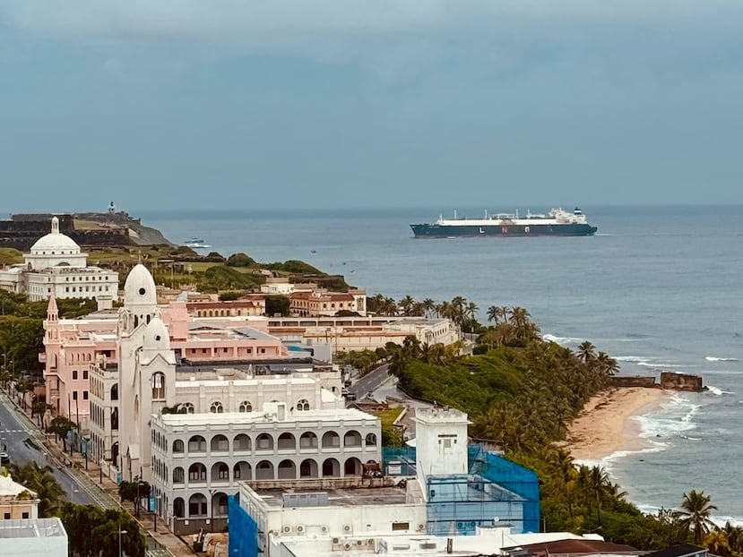 Amur River al ingresar a la bahía de San Juan este martes, 13 de octubre de 2026.