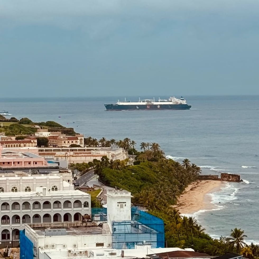 Amur River al ingresar a la bahía de San Juan este martes, 13 de octubre de 2026.