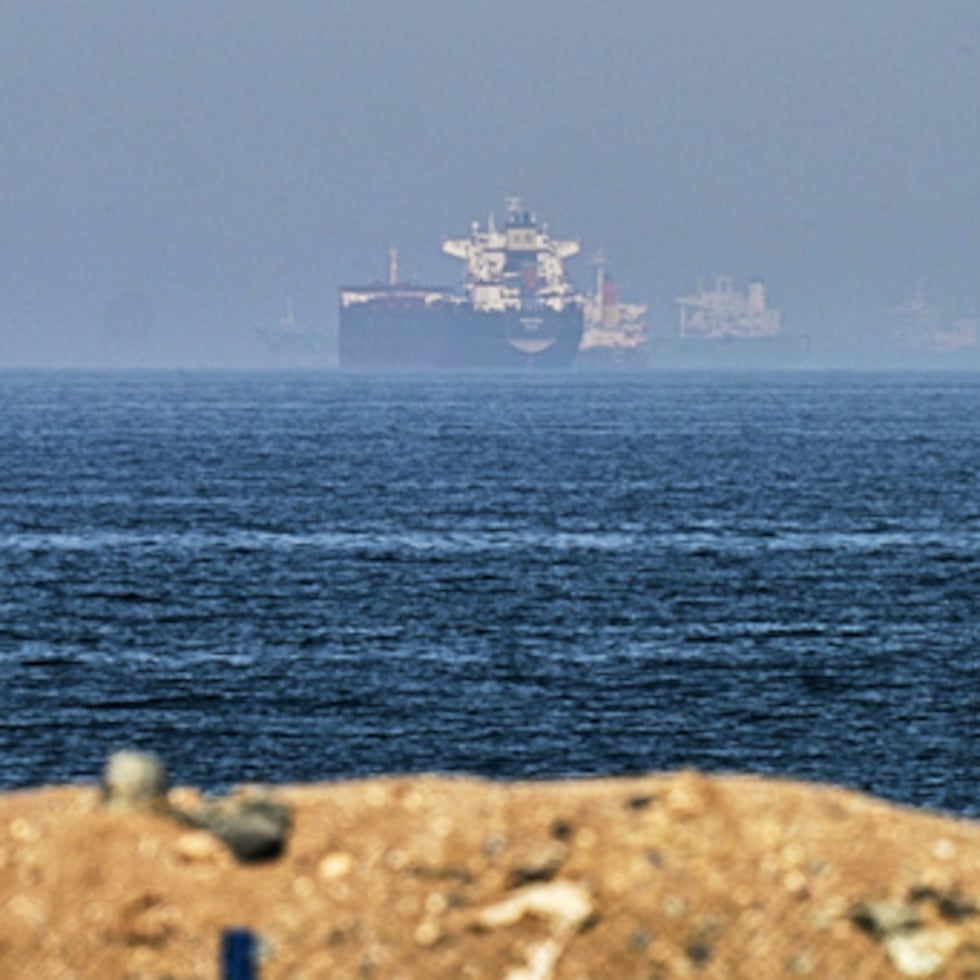 El cierre del estrecho, por donde anteriormente circulaba una quinta parte del petróleo y gas natural del mundo, ha elevado los precios del combustible y de productos básicos.