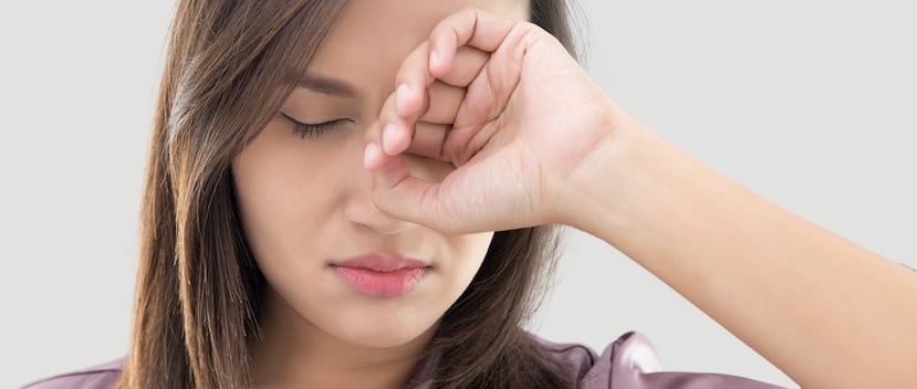 Los primeros síntomas en los ojos de esta afectación son leves y pueden incluir resequedad, enrojecimiento, hinchazón de los párpados y dificultad para usar lentes de contacto. (Shutterstock)