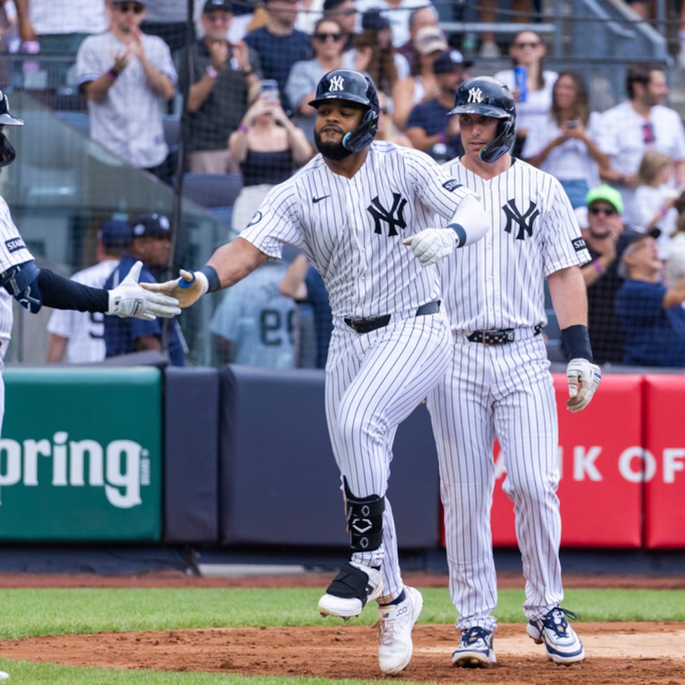 Heliot Ramos, de los Yankees de Nueva York, segundo desde la derecha, celebra junto a Luis García Jr., Paul Goldschmidt y Cody Bellinger luego de conectar un jonrón de tres carreras.