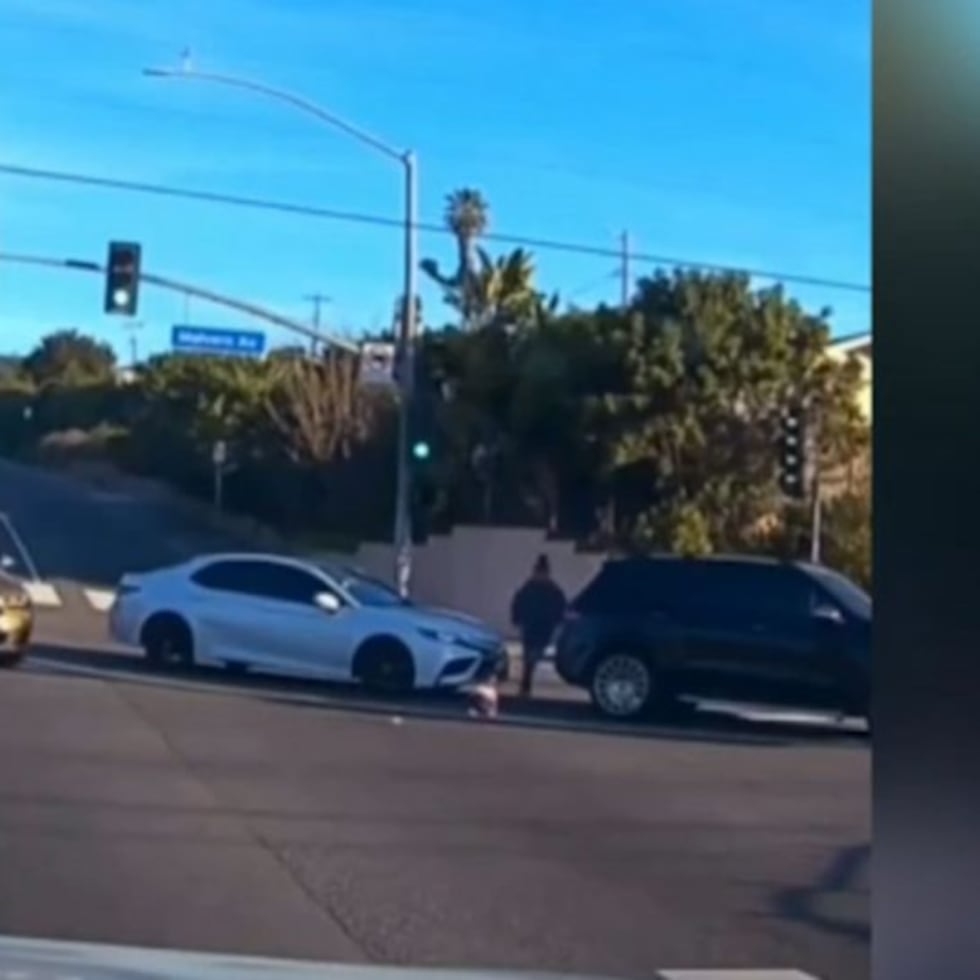 Las imágenes muestran a una mujer que sale de la camioneta rápidamente, recoge al niño y regresa a su vehículo para seguir su camino.
