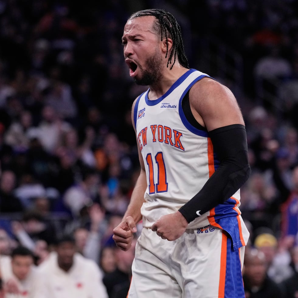 Jalen Brunson reacciona a un canasto de los Knicks.