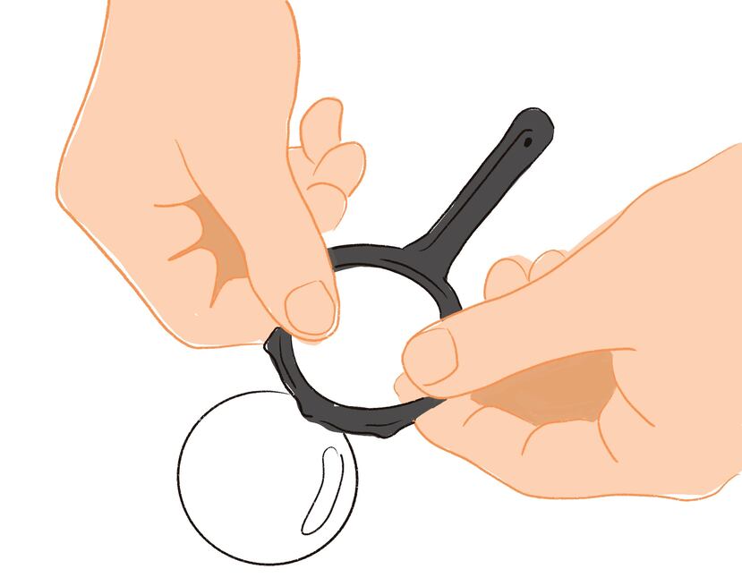 Paso 6: Para sacar los lentes de las lupas, debes removerlas del marco con mucho cuidado.