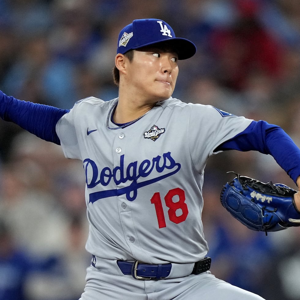 El japonés Yoshinobu Yamamoto, de los Dodgers de Los Ángeles, lanza en el segundo juego de la Serie Mundial ante los Azulejos de Toronto, el sábado 25 de octubre de 2025 (Nathan Denette/The Canadian Press via AP)