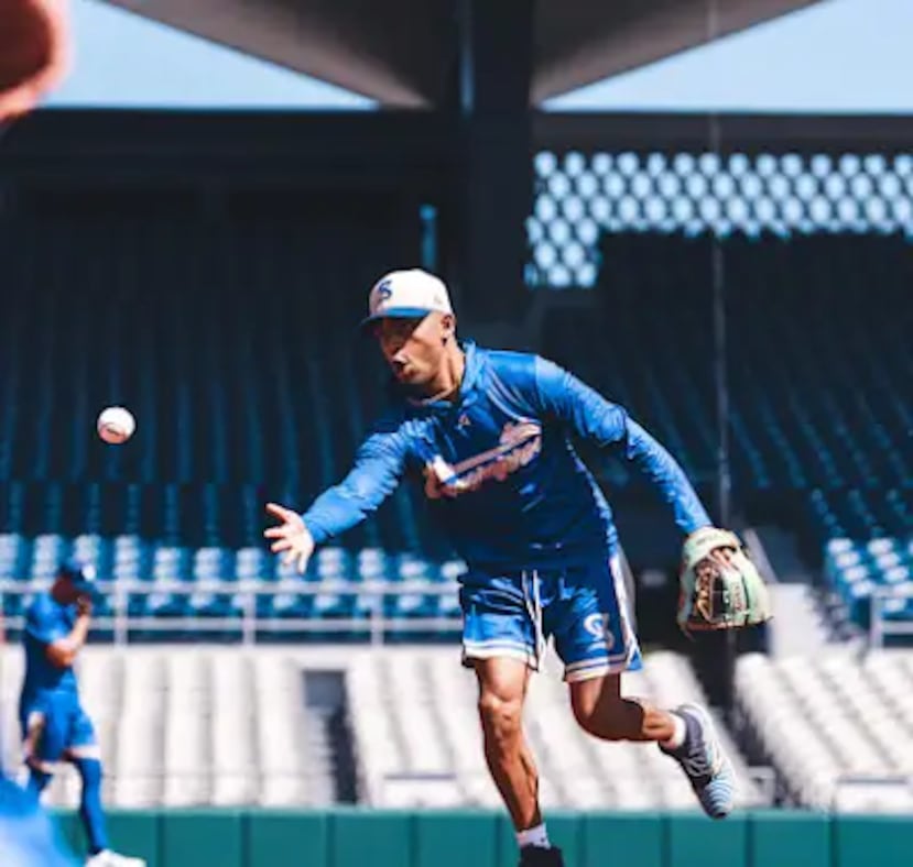 Jeremy Arocho practica en el cuadro interior movimientos de rutina para una doble jugada.