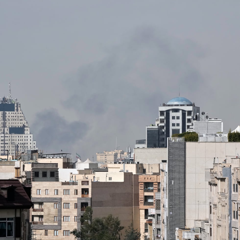 Columnas de humo se levantan en el horizonte tras una explosión en Teherán, Irán.