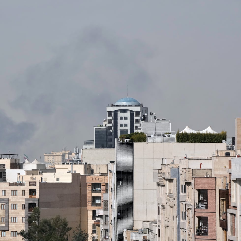 Columnas de humo se levantan en el horizonte tras una explosión en Teherán, Irán.