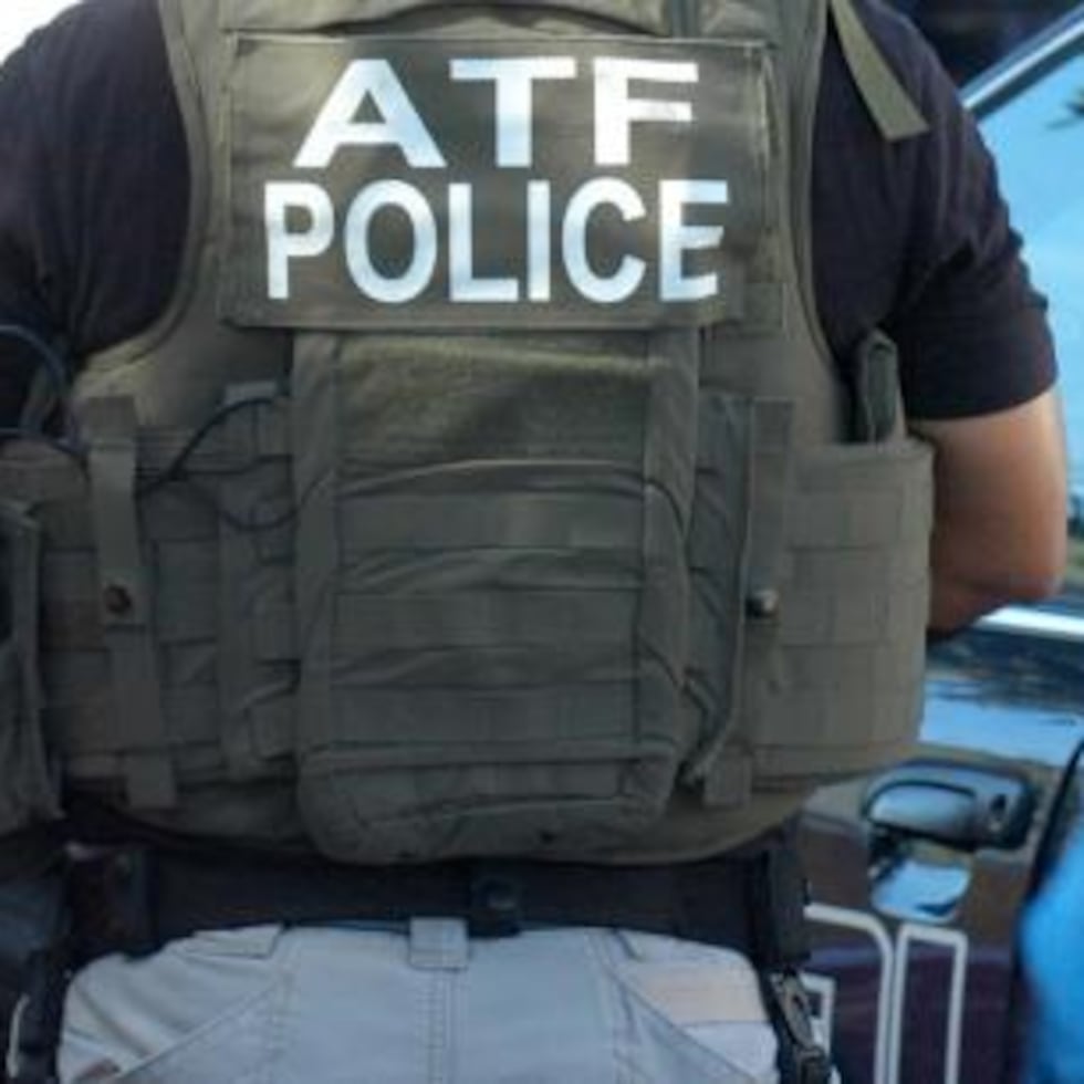 ATF presentó una denuncia contra los tres sospechosos que fueron arrestados por la Policía, dos de los cuales están hospitalizados.