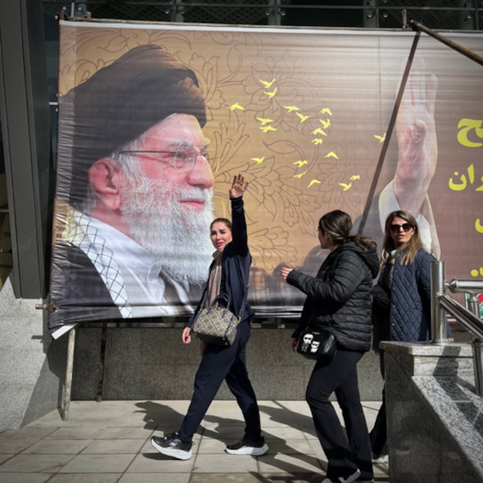 Viajeros pasan junto a una imagen del asesinado líder supremo de Irán, el ayatolá Ali Jamenei, a su llegada al paso fronterizo entre Turquía e Irán.