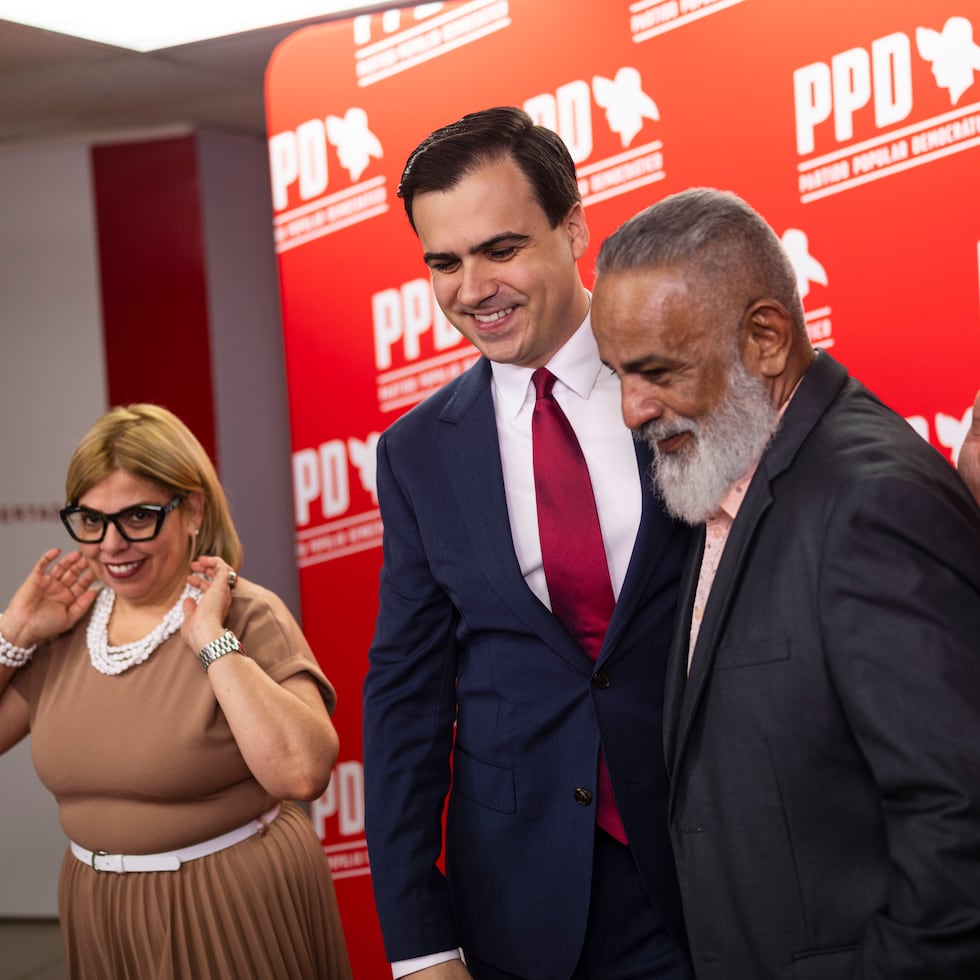 El presidente del PPD, Pablo José Hernández, acompañado por Sheila Dávila y César “Monchito” Corales, ambos excandidatos de Proyecto Dignidad.