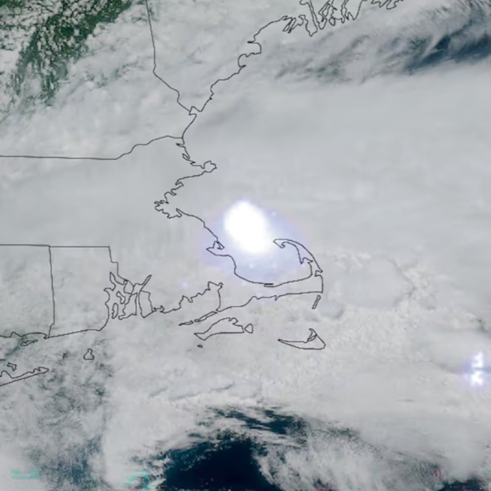 Una imagen satelital muestra el momento de la explosión en la atmósfera del meteorito en la Costa Este de Estados Unidos.