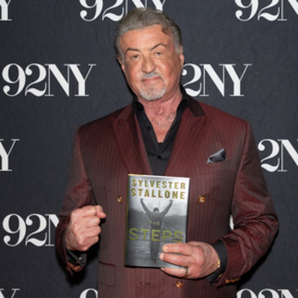 El actor Sylvester Stallone posa entre bastidores antes de hablar sobre sus memorias, «The Steps», en el 92nd Street Y el lunes 28 de septiembre de 2026, en Nueva York. (Foto de CJ Rivera/Invision/AP)