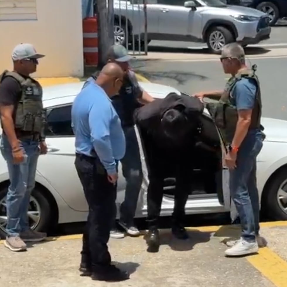 Momento en que Manuel Alejandro Soto llega a la Comandancia de Arecibo.