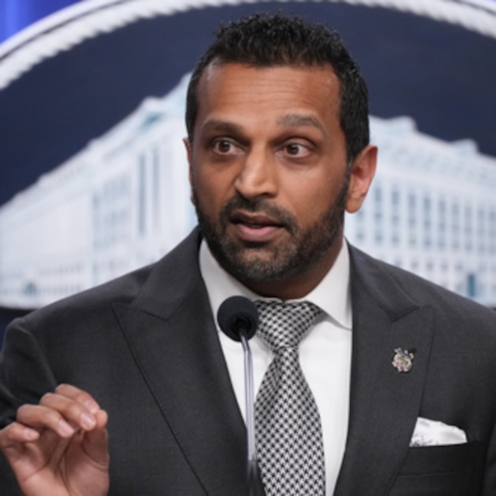 El reportaje señaló que el director del FBI, Kash Patel, había asignado a cuatro agentes para proteger a su novia, Alexis Wilkins, a tiempo completo.