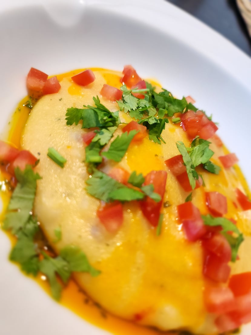 Funche guisado con bacalao y tomate confeccionado por la chef Lorraine Colón.