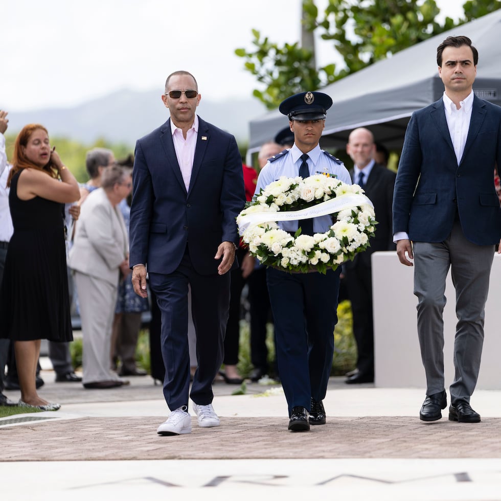 El comisionado residente Pablo José Hernández Rivera participó, junto al portavoz y líder de los demócratas en la Cámara de Representantes de Estados Unidos, Hakeem Jeffries (Nueva York), en la ceremonia oficial del Día de la Recordación, en el Cementerio Nacional de Puerto Rico en Morovis.