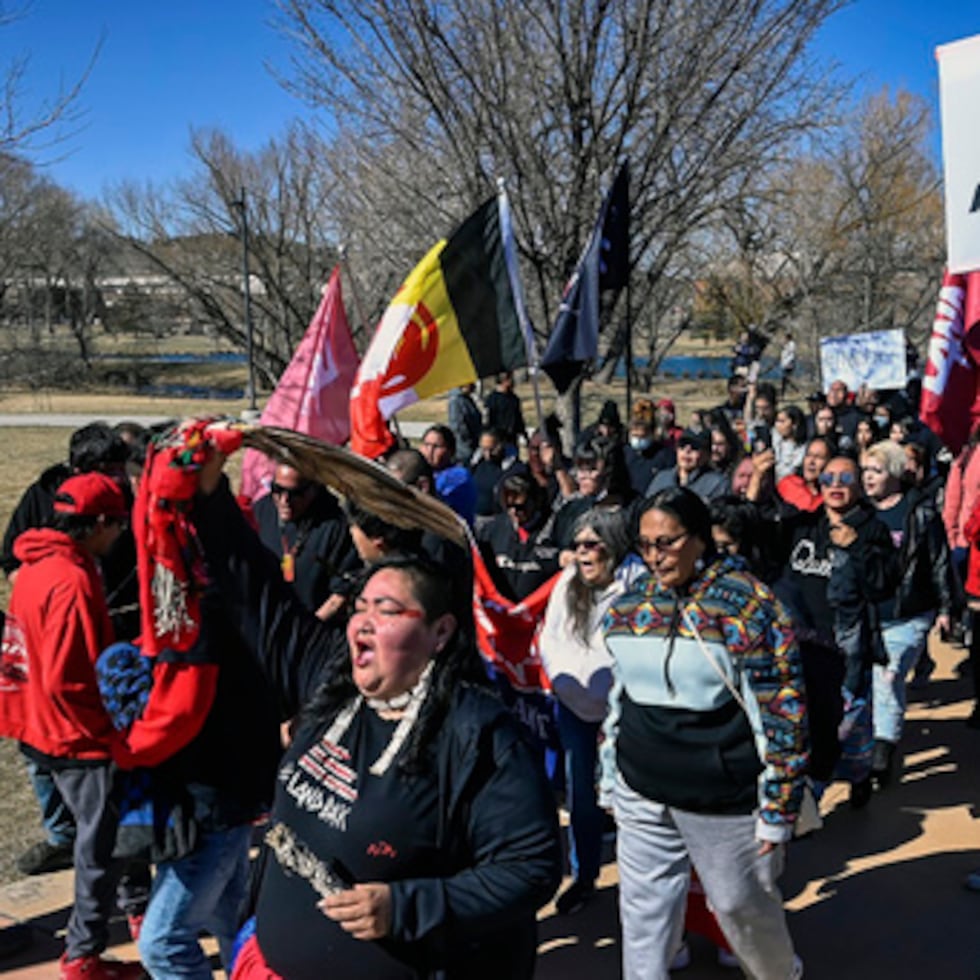 Manifestantes marchan desde el Memorial Park hasta el edificio federal Andrew W. Bogue el miércoles 23 de marzo de 2022, en Rapid City, Dakota del Sur, donde se anunció la presentación de una demanda federal de derechos civiles contra el Grand Gateway Hotel por negar servicios a los nativos americanos.
