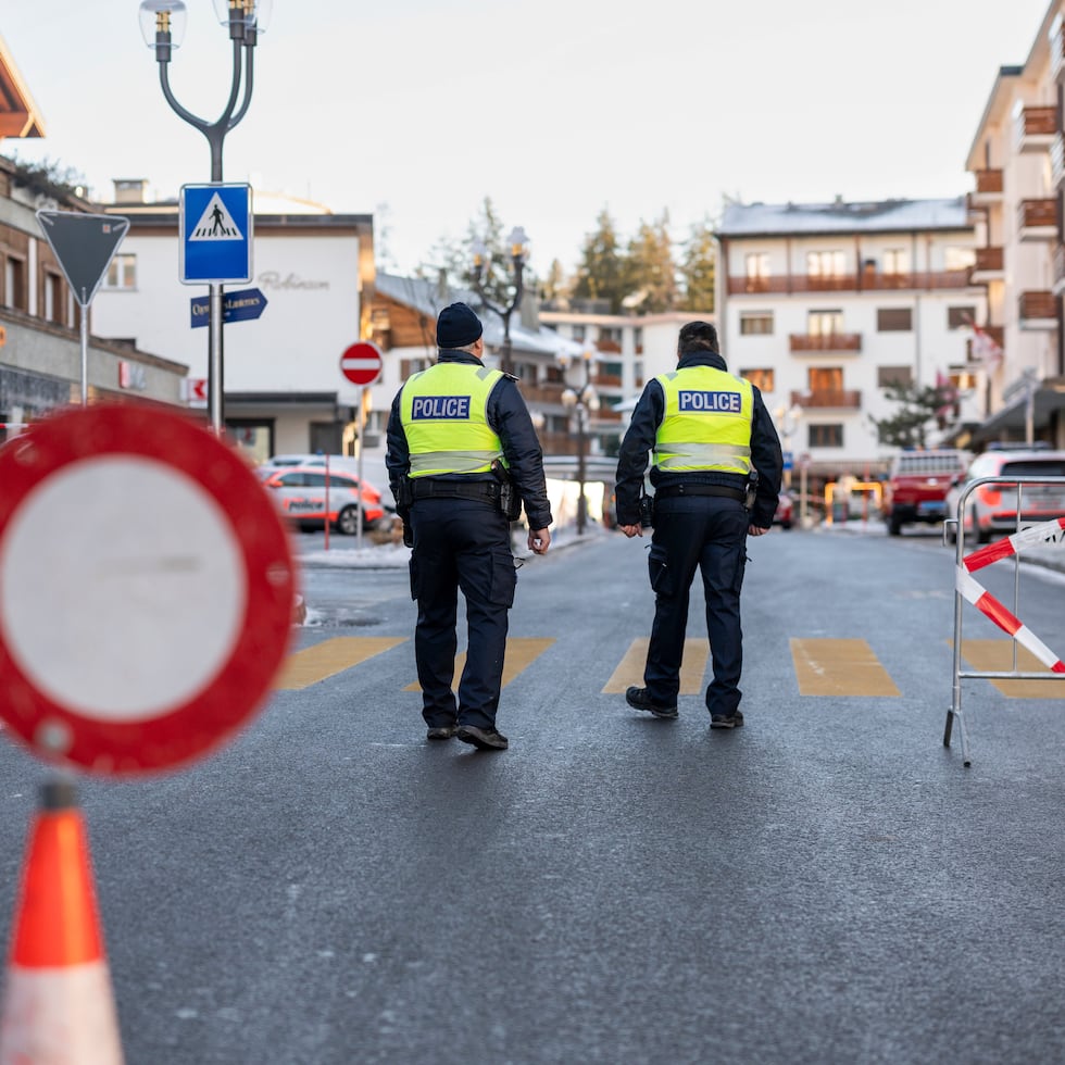 Policías inspeccionan el área donde inició un incendio en el bar Le Constellation, provocando varios muertos y heridos durante la celebración del Año Nuevo, en Crans-Montana, en los Alpes suizos.
