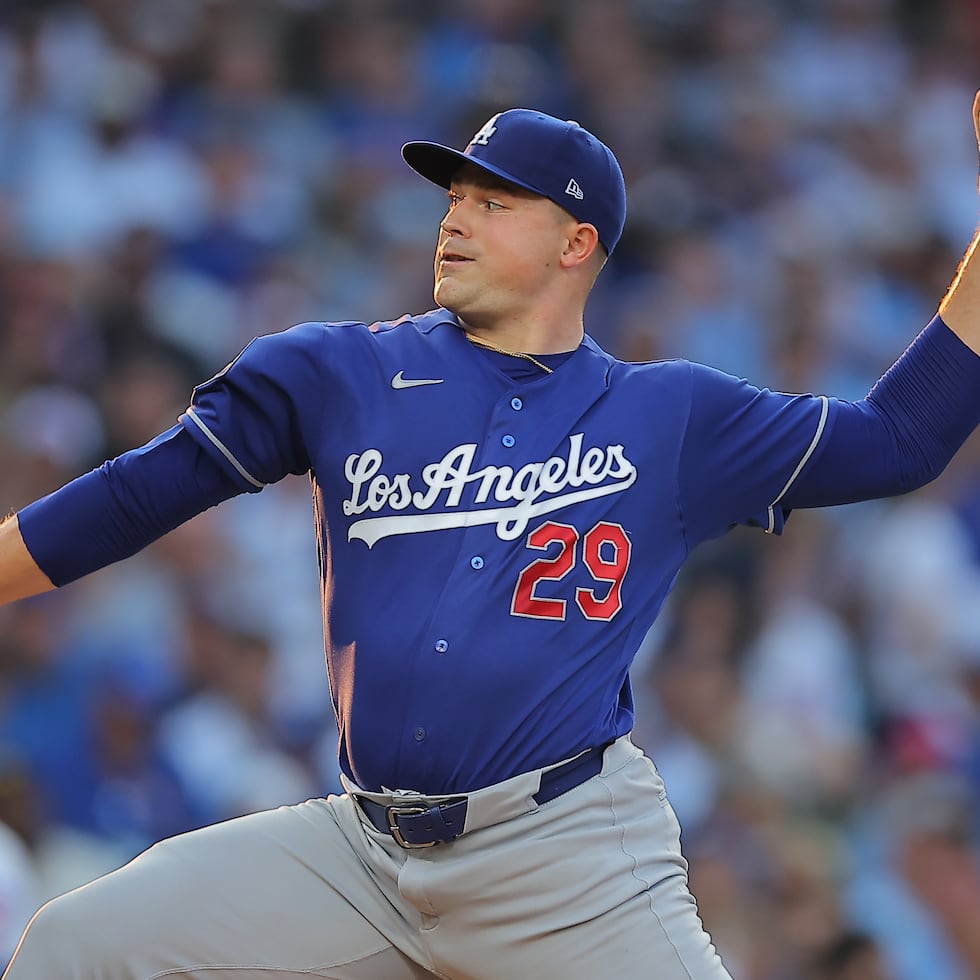 Aunque Tarik Skubal permitió solo cuatro hits y dos carreras de los Cubs a lo largo de seis entradas, y ponchó a seis, cargó con el revés en su debut con los Dodgers.