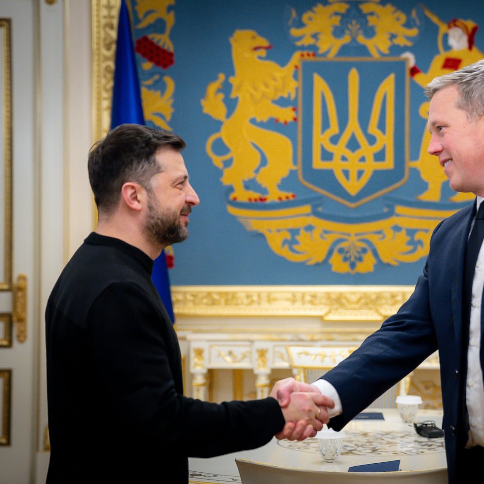 En esta imagen difundida por la Oficina de Prensa de la Presidencia de Ucrania, el presidente ucraniano Volodymyr Zelenskyy, a la izquierda, estrecha la mano del secretario de Defensa de Estados Unidos, Dan Driscoll, el jueves 20 de noviembre de 2025, en Kiev.