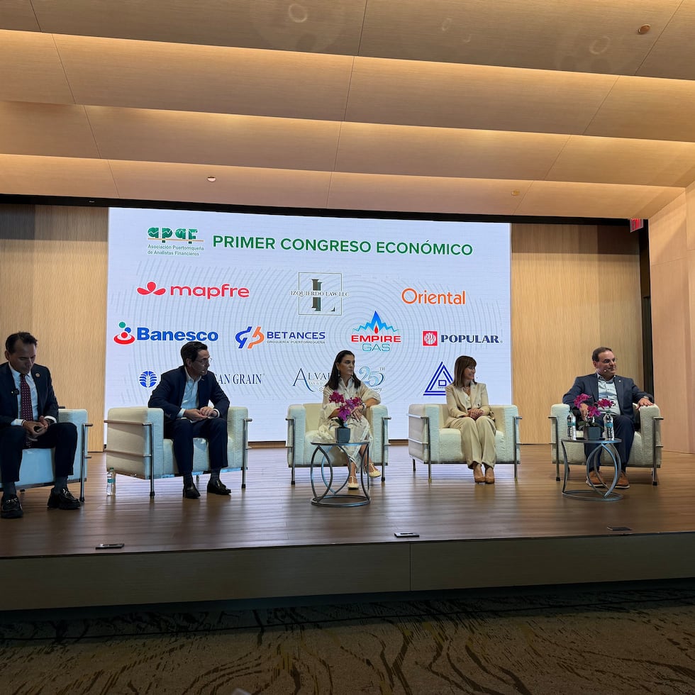 The meeting, held last Tuesday, was attended by Robert F. Mujica, executive director of the JSF; Rafael Fernández, president and CEO of Oriental Bank; Antonieta Cristina Pérez, head of banking at Citi in Puerto Rico; Maritza Abadía, president of Banesco USA in Puerto Rico; Jorge García, incoming CEO of Popular, Inc.; and Joanisabel González, business editor of El Nuevo Día.