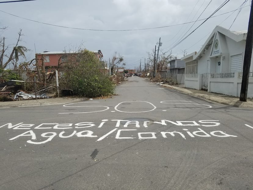Este llamado de auxilio entre las calle 5 y la calle Morena del sector La Playa en Punta Santiago, Humacao, se viralizó en redes a pocos días del paso del huracán María, el 20 de septiembre de 2017. (GFR Media)