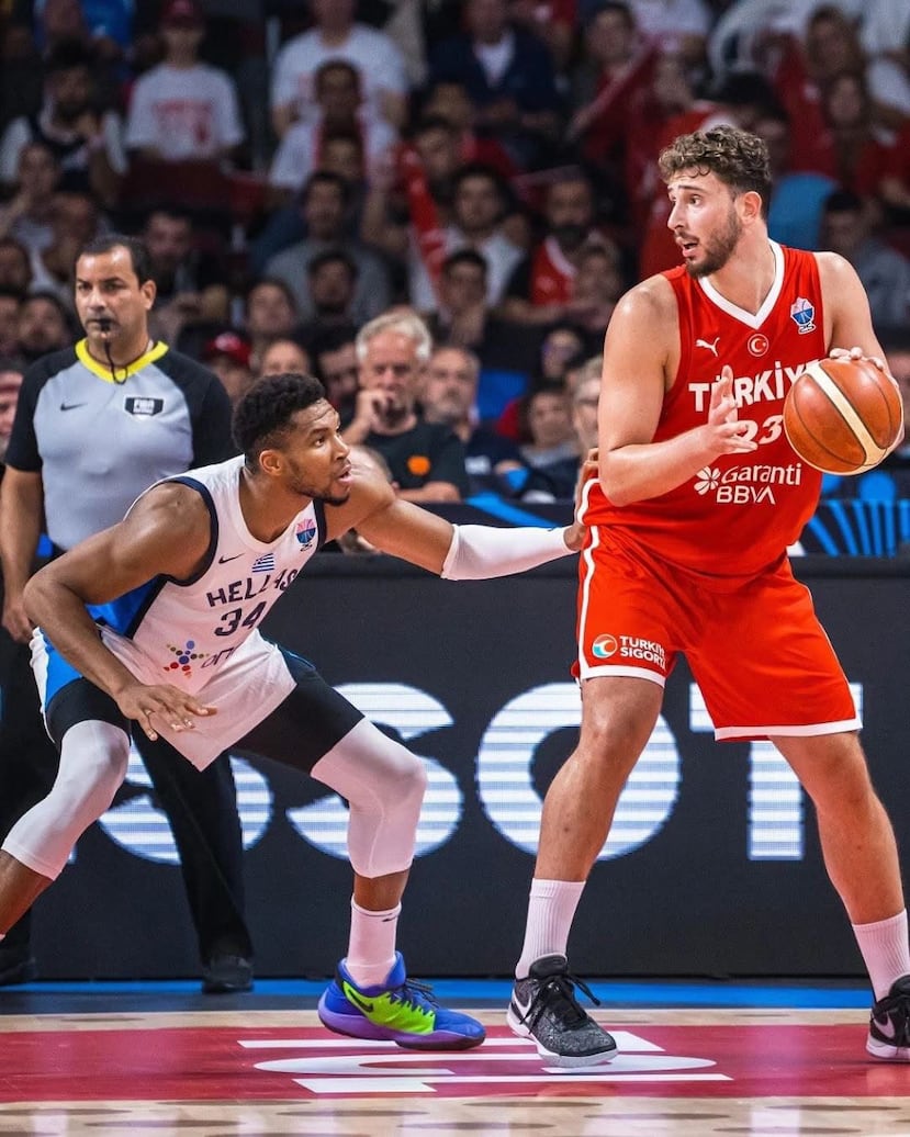 Jorge Vázquez, al fondo a la izquierda cerca de Giannis Antetokounmpo, en uno de los partidos de semifinales del Eurobasket entre Grecia y Turquía en 2025, antes de su retiro de las canchas internacionales.