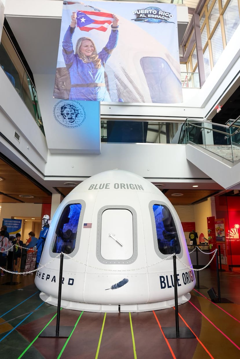La cápsula de entrenamiento “Mock Capsule”, utilizada por Deborah Martorell durante su preparación con Blue Origin para viajar al espacio, mide 12 pies de ancho por 14 pies de alto, e incluye seis sillas en su interior.